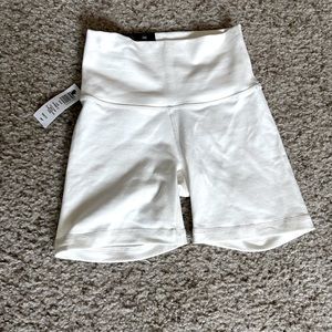 Aritzia tna atmosphere high rise shorts 5”